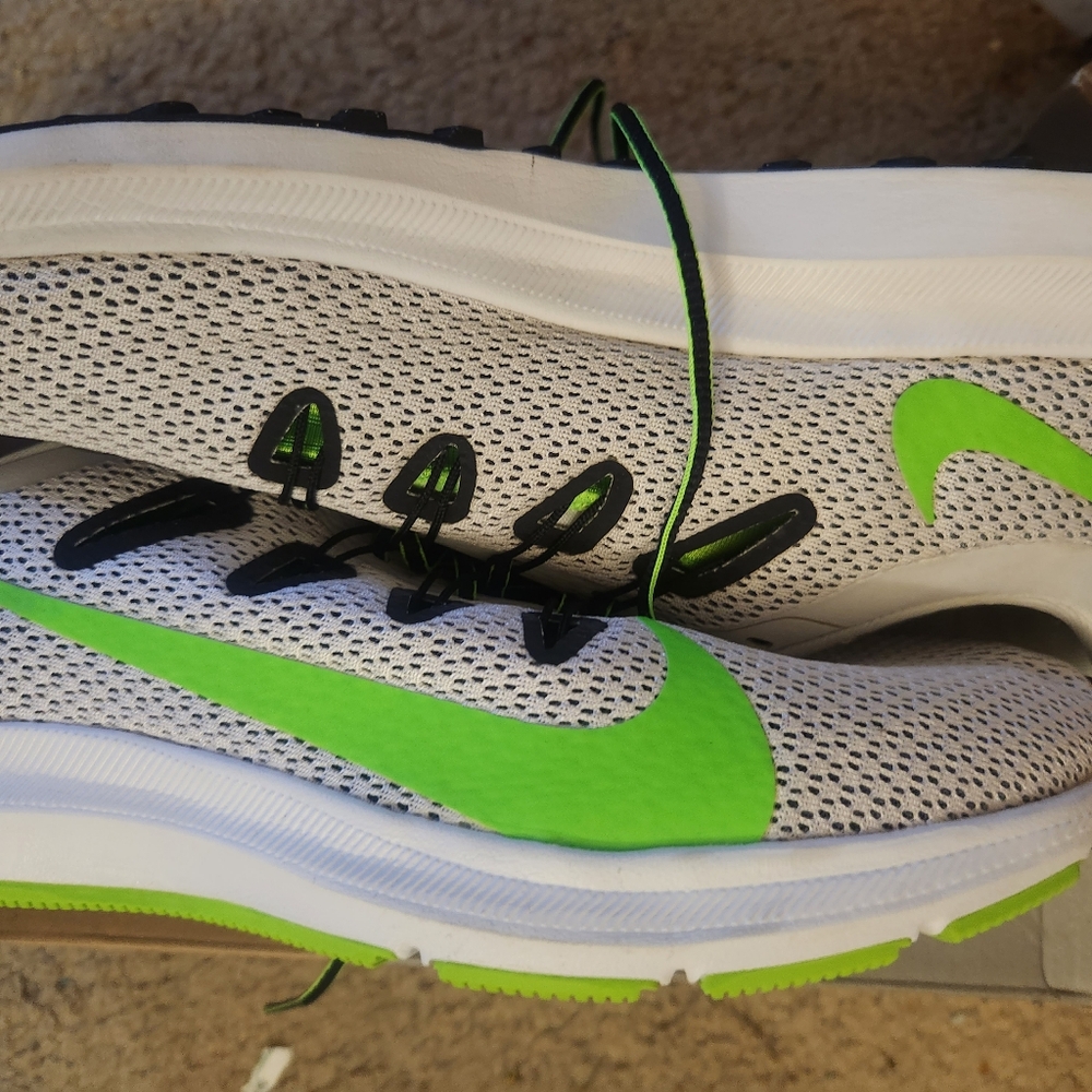Brand New never worn no box Nike Quest 2 Mens